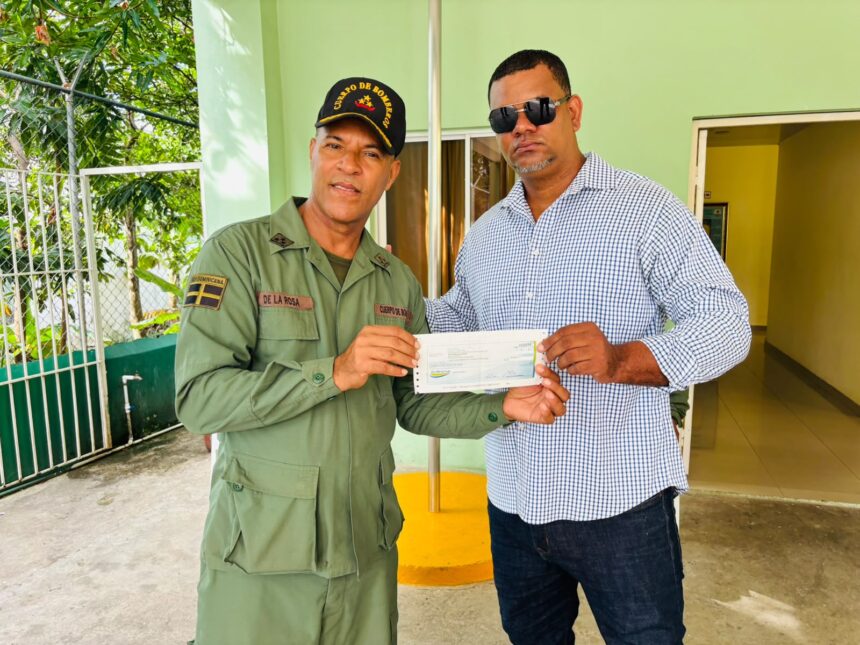 Alcalde de Bayaguana entrega RD$500 mil para techado del Cuerpo de Bomberos