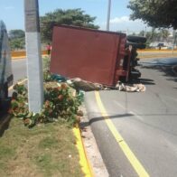 Camión se vuelca en elevado de la Núñez de Cáceres y deja una persona lesionada