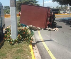 Camión se vuelca en elevado de la Núñez de Cáceres y deja una persona lesionada