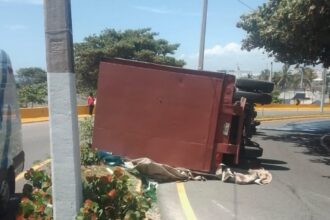 Camión se vuelca en elevado de la Núñez de Cáceres y deja una persona lesionada