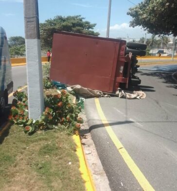 Camión se vuelca en elevado de la Núñez de Cáceres y deja una persona lesionada