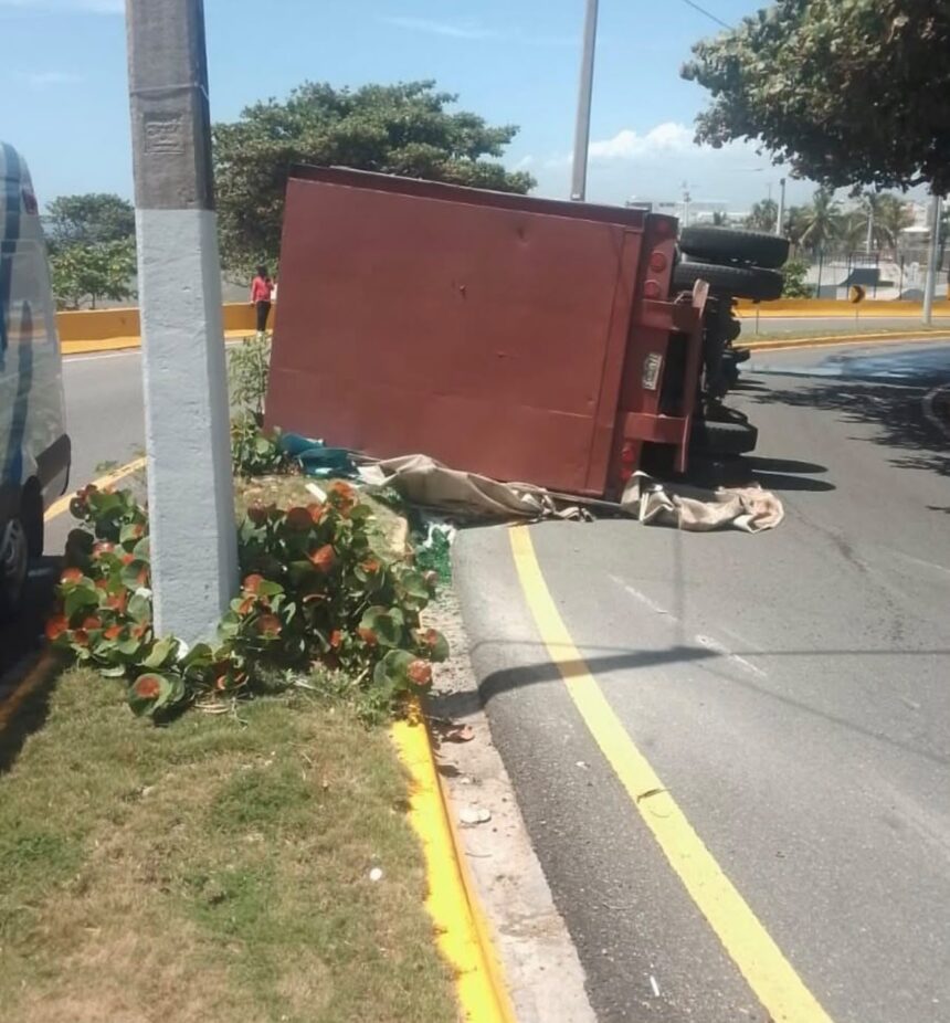 Camión se vuelca en elevado de la Núñez de Cáceres y deja una persona lesionada
