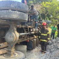 Conductor resulta herido tras volcarse camión en tramo carretero Jarabacoa–La Vega