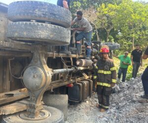 Conductor resulta herido tras volcarse camión en tramo carretero Jarabacoa–La Vega