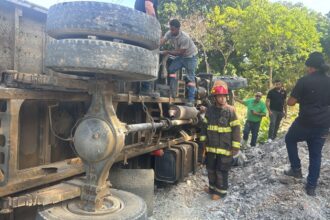Conductor resulta herido tras volcarse camión en tramo carretero Jarabacoa–La Vega