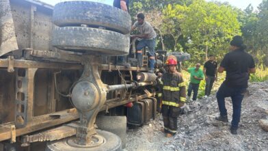 Conductor resulta herido tras volcarse camión en tramo carretero Jarabacoa–La Vega