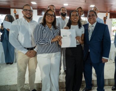 Consejo para el Desarrollo entrega 90 becas universitarias a jóvenes meritorios de Monseñor Nouel