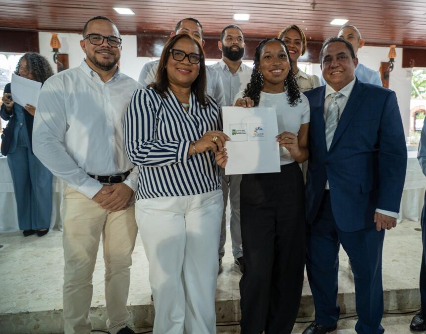 Consejo para el Desarrollo entrega 90 becas universitarias a jóvenes meritorios de Monseñor Nouel