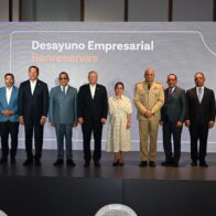 El doctor Leonardo Aguilera, presidente ejecutivo de Banreservas; y Carmen Alicia Quijano de Aguilera, presidenta del Voluntariado Banreservas; encabezan el desayuno empresarial organizado por la institución financiera en Santo Domingo, son acompañados desde la izquierda: Guillermo Sención Suárez, Leonardo Alfonso Aguilera, Ysidro García, Jhon Modesto, teniente general Carlos Fernández Onofre, Guillermo Sención, Rafael Jáquez y Miguel Ramos.