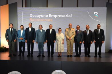 El doctor Leonardo Aguilera, presidente ejecutivo de Banreservas; y Carmen Alicia Quijano de Aguilera, presidenta del Voluntariado Banreservas; encabezan el desayuno empresarial organizado por la institución financiera en Santo Domingo, son acompañados desde la izquierda: Guillermo Sención Suárez, Leonardo Alfonso Aguilera, Ysidro García, Jhon Modesto, teniente general Carlos Fernández Onofre, Guillermo Sención, Rafael Jáquez y Miguel Ramos.