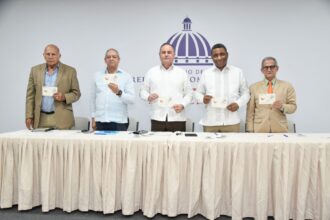 INPOSDOM y Comisión Nacional del Cacao conmemoran 50 años de trayectoria con sello postal