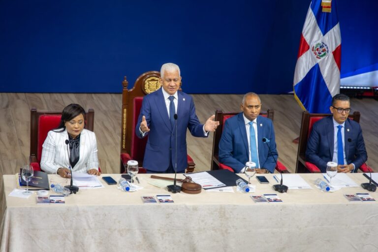 Ricardo de los Santos encabeza sesión del Senado en La Romana por los 82 años de la provincia