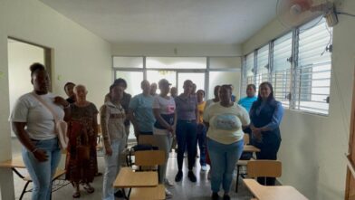 Casi 100 estudiantes de educación especial siguen fuera de las aulas en Santiago por falta de local