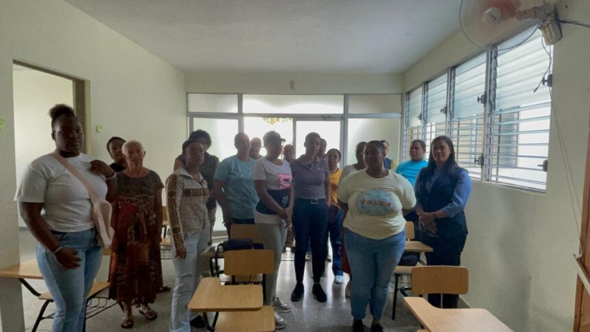 Casi 100 estudiantes de educación especial siguen fuera de las aulas en Santiago por falta de local