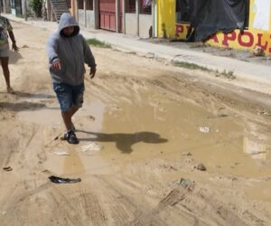 Entre hoyos, lodo y basura: residentes de La Ureña protestan y exigen solución