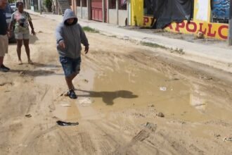 Entre hoyos, lodo y basura: residentes de La Ureña protestan y exigen solución