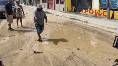 Entre hoyos, lodo y basura: residentes de La Ureña protestan y exigen solución
