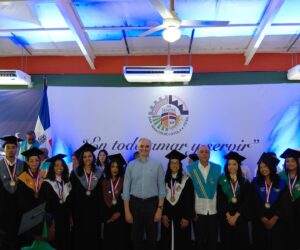 Ministro de Educación participa en la graduación de 180 bachilleres técnicos en el ITESIL de Dajabón