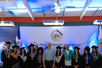Ministro de Educación participa en la graduación de 180 bachilleres técnicos en el ITESIL de Dajabón