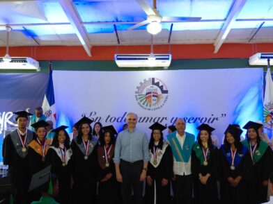 Ministro de Educación participa en la graduación de 180 bachilleres técnicos en el ITESIL de Dajabón