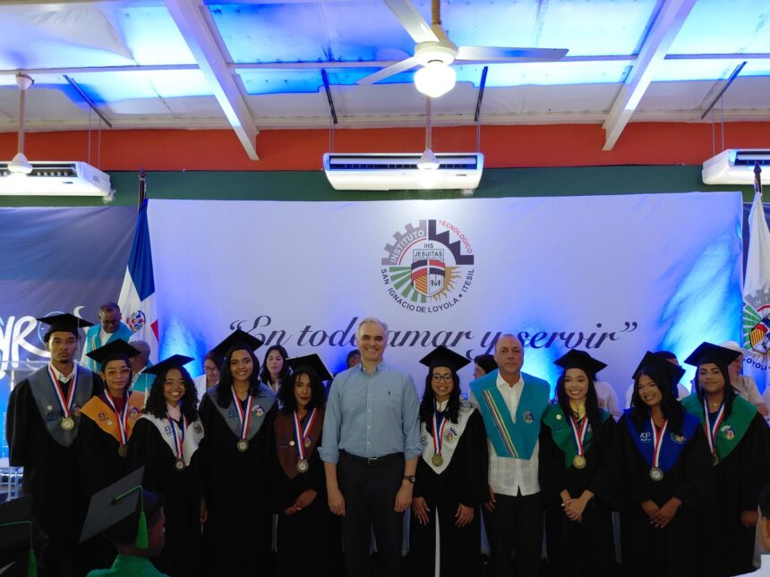 Ministro de Educación participa en la graduación de 180 bachilleres técnicos en el ITESIL de Dajabón