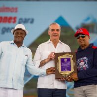 Abinader inaugura campo de béisbol en Pizarrete tras 26 años de espera; beneficiará a unas cinco mil personas