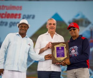 Abinader inaugura campo de béisbol en Pizarrete tras 26 años de espera; beneficiará a unas cinco mil personas
