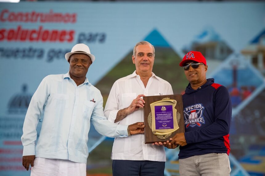 Abinader inaugura campo de béisbol en Pizarrete tras 26 años de espera; beneficiará a unas cinco mil personas