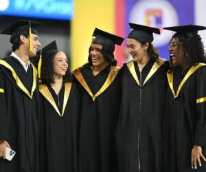 PUCMM celebra graduación y llama a actuar sin “ciclos políticos” frente a resultados de PISA