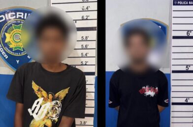 Capturan a dos jóvenes buscados, acusados de asaltar a una pareja a punta de pistola para robarle cadenas de oro en Santiago