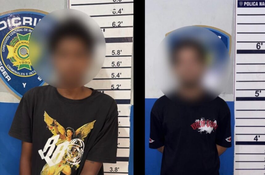 Capturan a dos jóvenes buscados, acusados de asaltar a una pareja a punta de pistola para robarle cadenas de oro en Santiago