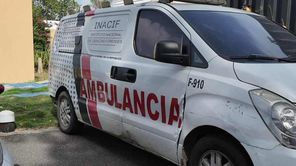 Familiares de Diddy Glow esperan entrega de su cuerpo en el INACIF tras asesinato en Boca Chica
