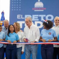 Abinader inaugura techado de centro educativo en Cambita en beneficio de 700 estudiantes