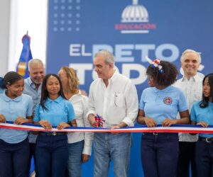 Abinader inaugura techado de centro educativo en Cambita en beneficio de 700 estudiantes