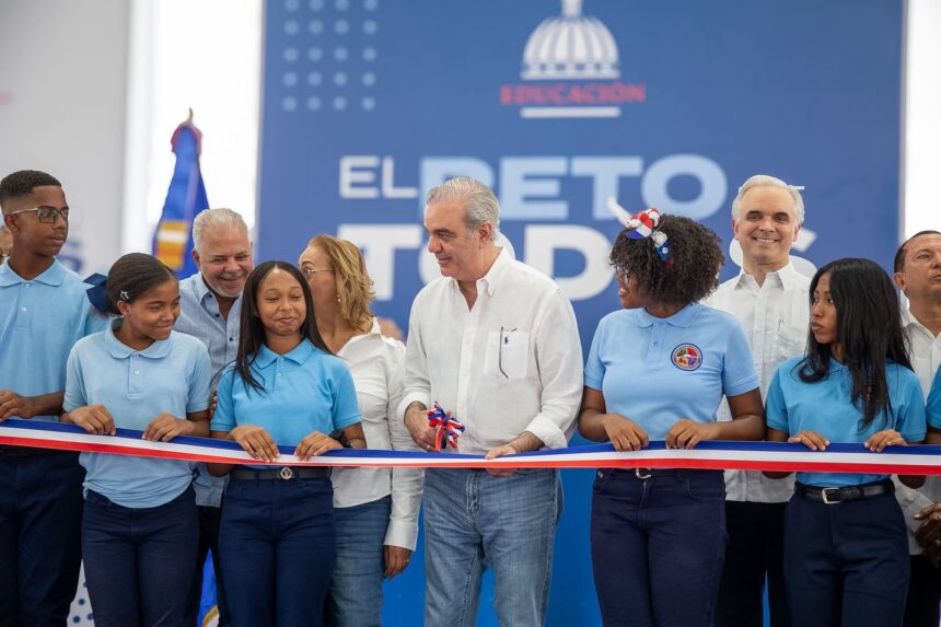 Abinader inaugura techado de centro educativo en Cambita en beneficio de 700 estudiantes