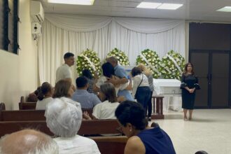 Velan restos del periodista Claudio Concepción en la funeraria Savica de Santiago.