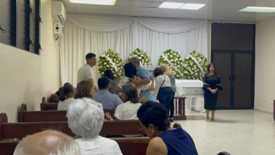 Velan restos del periodista Claudio Concepción en la funeraria Savica de Santiago.