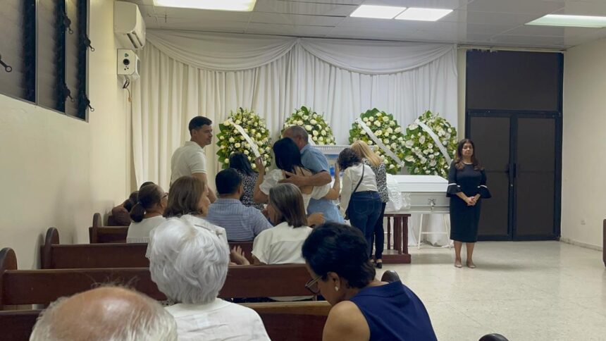 Velan restos del periodista Claudio Concepción en la funeraria Savica de Santiago.
