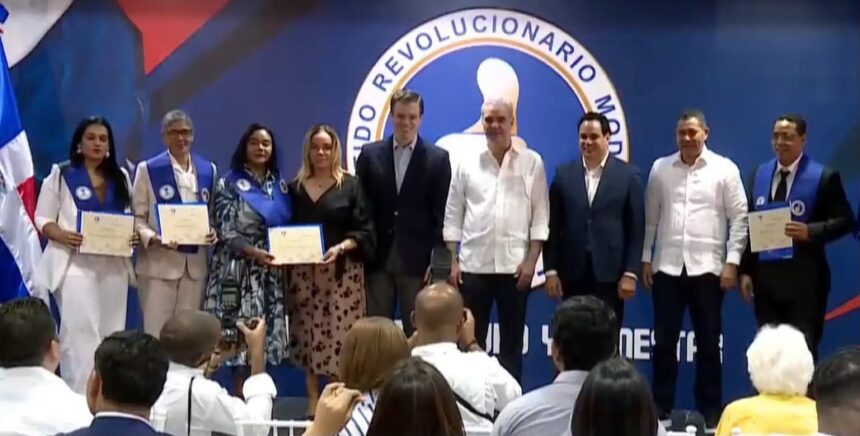 Abinader encabeza graduación de 87 participantes en Gestión Municipal y certificación de 350 en Finanzas Públicas