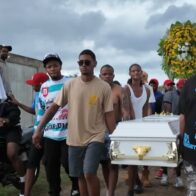 Sepultan los restos de Diddy Glow en el cementerio municipal de Boca Chica