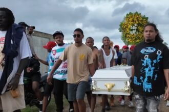 Sepultan los restos de Diddy Glow en el cementerio municipal de Boca Chica