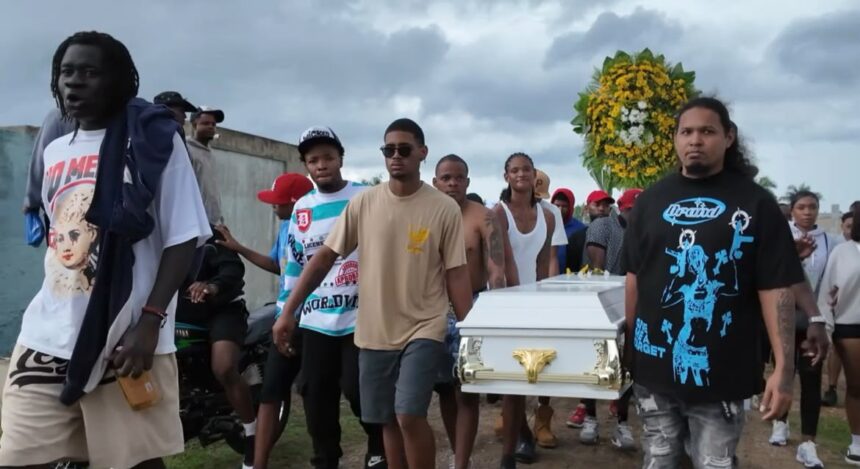 Sepultan los restos de Diddy Glow en el cementerio municipal de Boca Chica