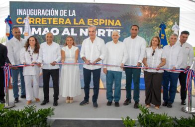 Abinader inaugura carretera Las Espinas tras 36 años de espera en Jamao al Norte