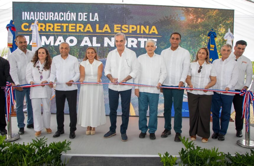 Abinader inaugura carretera Las Espinas tras 36 años de espera en Jamao al Norte