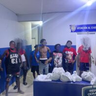 Policía y Migración detienen a 22 haitianos en condición migratoria irregular en Hoyo de Friusa