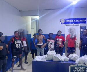 Policía y Migración detienen a 22 haitianos en condición migratoria irregular en Hoyo de Friusa