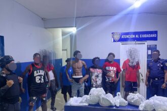 Policía y Migración detienen a 22 haitianos en condición migratoria irregular en Hoyo de Friusa
