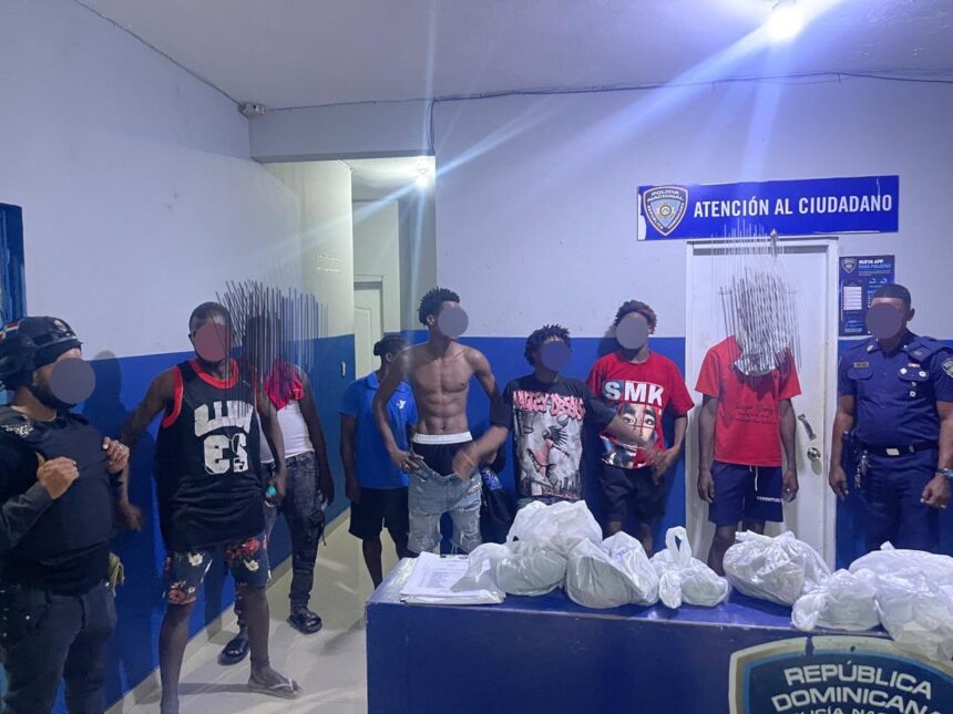 Policía y Migración detienen a 22 haitianos en condición migratoria irregular en Hoyo de Friusa
