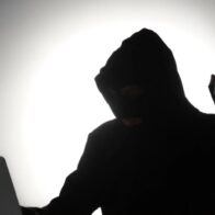 Experto explica cómo opera la estafa triangular y advierte que puede dejar dos víctimas