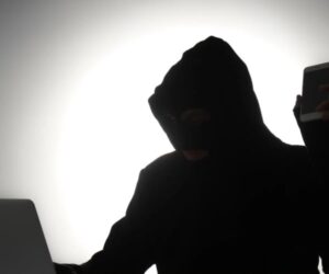 Experto explica cómo opera la estafa triangular y advierte que puede dejar dos víctimas